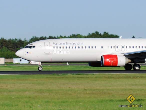 Boeing 737-883